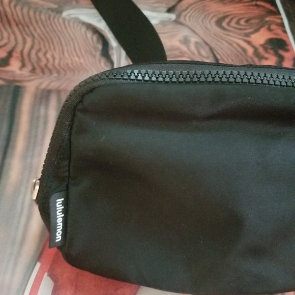 Lululemon Everywhere Belt Bag Waist Fanny pack  Color Black Unisex - Picture 5 of 6